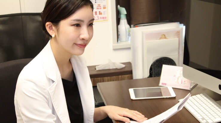 藤井聡美先生に話を伺っている写真