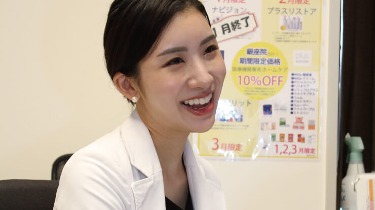 笑顔で答える藤井先生
